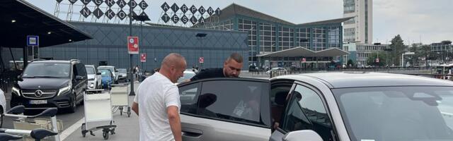UHVATILI SMO FOLKERA PO POVRATKU U SRBIJU Ušao u skupocen automobil, pa potkačio kolege: "Žale se oni koji nemaju posla"
