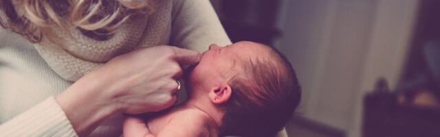 Baka u Danskoj na Fejsbuku objavila fotografije sa rođenja svog unuka. Evo na koliko zatvora je osuđena