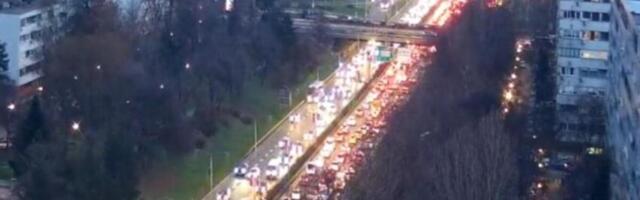 Nepregledne kolone, vozila stoje u mestu! Ovog petka je popodnevni špic poranio, ovde je najkritičnije!