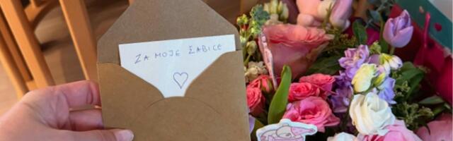 "ZA MOJE ŽABICE" Pevačica se porodila pre 5 dana, sad od partnera stiglo iznenađenje