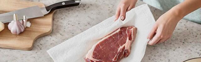 Malo ko zna - zašto treba staviti kuhinjski papir ispod mesa u frižideru