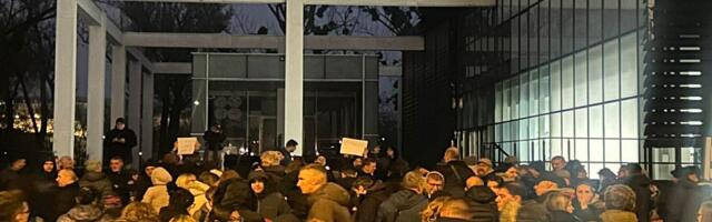 VIDEO Protest podrške Univerzitetu u Beogradu: Novosađani kreću za Beograd