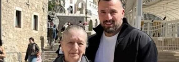 "NE MOGU SINE..." Vladimir Tomović objavio sliku s majkom, ljudi zaplakali: Njegove reči odjeknule