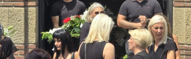 Drama na sahrani Andrije Bajića, žestoka svađa poznatih ispred kapele: "Nosićeš duplu crninu!"