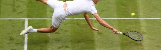 Hale guta favorite: Zverev se okliznuo na travi