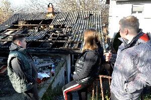 Kатанићима кућа изгорела на Бадњи дан – троје деце без дома, потребна помоћ