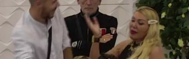 HAOS U BELOJ KUĆI! Ne zna se KO URLA NA KOGA, SVI POSKAKALI! PLJUVAČINE NA SVE STRANE! Lepog Miću nikad OVAKVOG NISTE VIDELI (VIDEO)