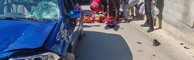 VATROGASCI IZVLAČILI ŽENU ISPOD VOZILA BAHATOG VOZAČA, UDARIO JE DOK JE ČEKALA BUS Zakuco se u auto, trafiku, pa u stanicu