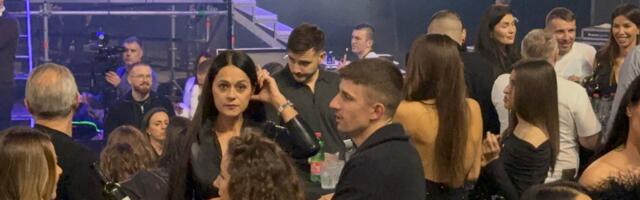 Supruga i ćerka Saše Matića UKRALE SVU PAŽNJU na koncertu u VIP sektoru: Mezimica u šljokičavoj haljini golih leđa, Aleksandra ne može da sakrije uzbuđenje (VIDEO)