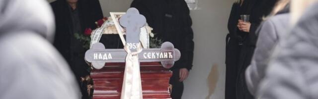 JECAJI GOGE SEKULIĆ ODJEKUJU GROBLJEM: Pevačica na SAHRANI majci jedva stoji na nogama - POTRESAN PRIZOR!