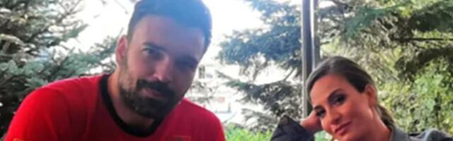 Zavirite u dom Ivana Bosiljčića i Jelene Tomašević daleko od centra Beograda: Usred dnevne sobe CITRUS U SAKSIJI, pažljivo birali nameštaj za opuštanje (FOTO)