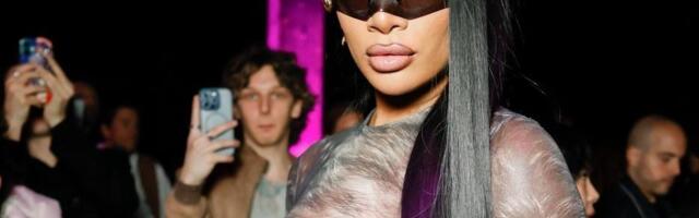 Da je došla gola, ne bi bilo razlike: Pevačica u skandaloznoj haljini i mikrogaćicama, a bujne grudi na izvolte