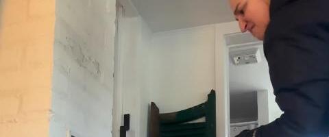 Sara kupila kuću na selu, pa ostala užasnuta: Nije mogla da veruje kada je videla šta se nalazi u staroj peći, lopatom jedva uspela da izvuče