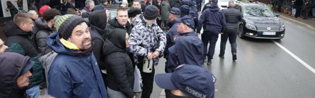 Panika pred rezultate! Pljušte optužbe među blokaderima - međusobne svađe na izborni dan! (FOTO)