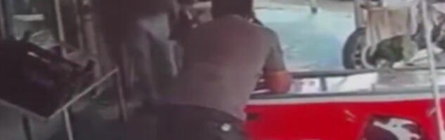 Prvi snimci masakra u Turskoj: Ubio bivšu ženu, pa usledio krvavi pohod (VIDEO)