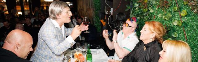 PEVAČ SE POJAVIO U NEVIĐENOM IZDANJU PRED KOLEGAMA! NASTAO MUK U BAŠTI NAJPOZNATIJEG RESTORANA U SKADARLIJI
