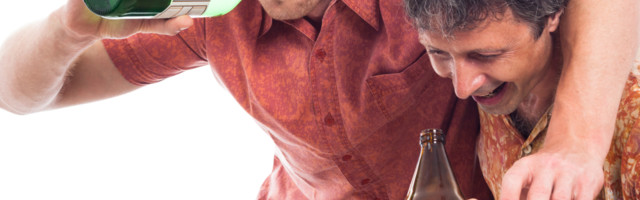 Stala dva "mrtva" pijana čoveka jedan naspram drugog...