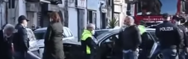 Mujo i Haso ne znaju šta će od dosade, pa su rešili da opljačkaju banku...