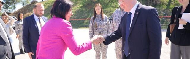 Ambasador SAD Kristofer Hil obišao radove na razminiranju aerodroma Ponikve