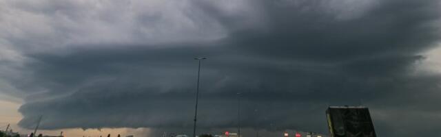 RHMZ SE HITNO OGLASIO! U naredna 2 sata pljuskovi sa grmljavinom u ovom delu Srbije, a za ponedeljak izdato POSEBNO UPOZORENJE!