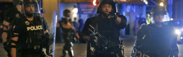 PUCNJAVA NA AUTO-PUTU U AMERICI, NAJMANJE PETORO RANJENO! Potraga za do zuba naoružanim napadačem iz šume