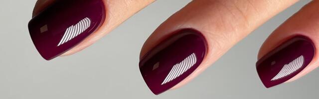 Moody nails trend: Hajli Biber ovoga proleća nosi tmurni manikir
