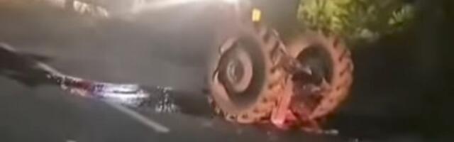 Traktorista teško povređen, vozač automobila pobegao sa lica mesta