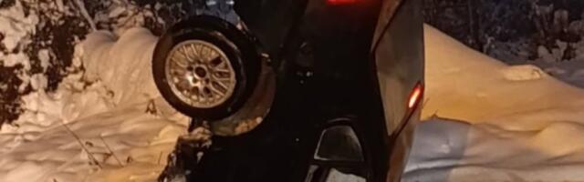Teška saobraćajka, "zaronio" u sneg: Vozač koji je izazvao udes pobegao (FOTO)