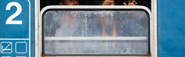 Путници без хране и информација заробљени у возу