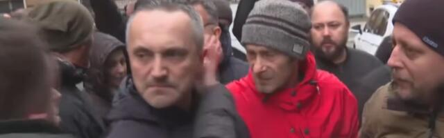 VOZAČ TRAMVAJA ADNAN KASAPOVIĆ IZAŠAO NA SLOBODU: U suzama zagrlio kolege ispred suda u Sarajevu (VIDEO)