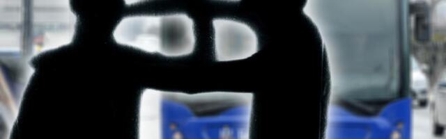 TINEJDŽER (19) NOŽEM PRETIO VOZAČU AUTOBUSA I TRAŽIO MU JEDNU STVAR! Drama u Nišu, putnici potpuno izbezumljeni