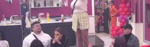 PODIVLJALA KAČAVENDA! Popela se na STO, pa počela da URLA iz petnih žila - DRAMA kakva se ne pamti!