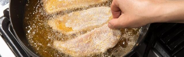 Ne želite da se pržena riba oseća kroz celu kuću? Zvuči neobično ali ovaj trik drži miris pod kontrolom