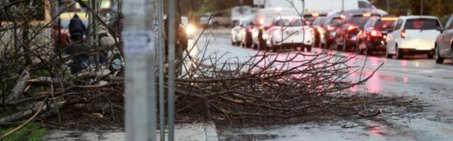 DETE TEŠKO POVREĐENO U NEVREMENU! Horor u Zagrebu - OLUJA RUŠI GRAD!