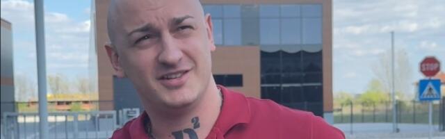 "U njoj spavam, to je moj apartman": Desingerica došao na snimanje zlatnom limuzinom (VIDEO)