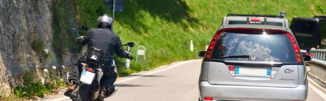 Kompleks ili čista zloba? Psiholozi otkrili zašto vozači ubrzaju baš kad krenete da ih pretičete – odgovor će vas razbesneti!