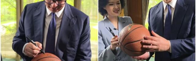 "KAD AUTOGRAM POSTANE MALI ČAS KINESKOG JEZIKA" Vučić pored imena na košarkaškoj lopti dodao i broj 577! Sada je otkriveno i koju simboliku nosi (VIDEO)