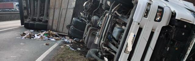 Horor na Ibarskoj magistrali: Silovit sudar kamiona i putničkog vozila - tertnjak prevrnut a auto u kanalu
