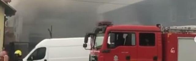 POŽAR U CRKVI KOD LOZNICE! Vatra progutala palionicu za sveće, vatrogasci i dalje na terenu