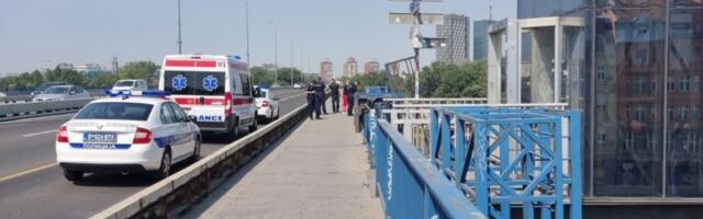 DRAMA NA BRANKOVOM MOSTU! Muškarac sedi na metalnoj konstrukciji i preti da će da skoči!