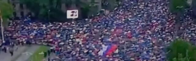 Kiša im ne može ništa: Reka građana na protestu (FOTO)