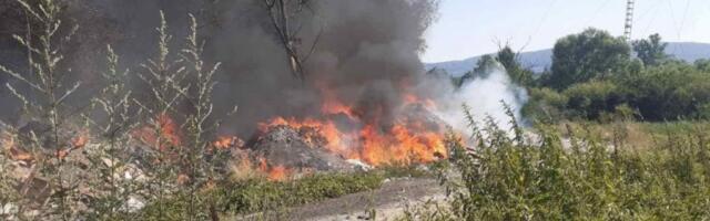 BUKTI POŽAR KOD UŽICA! Gori deponija, meštani u strahu da se vatra ne proširi do kuća (FOTO)
