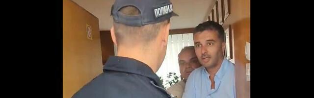 VIDEO: Savo Manojlović imao problem sa overivačima pa upao u Opštinu, pozvana i policija