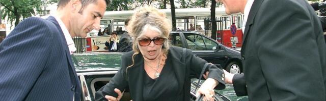 "BIO JE POPUT TUMORA KOJI ME JE IZJEDAO IZNUTRA": Slavna glumica nije mogla da podnese trudnoću, a SIN joj se kasnije NAJSTRAŠNIJE OSVETIO