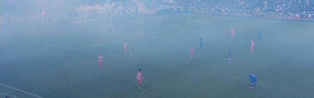 Novi problem u Pazaru: Navijači zapalili baklje, ništa se ne vidi