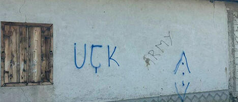 Графити који величају „УЧК” исписани на кући српске породице у Витини