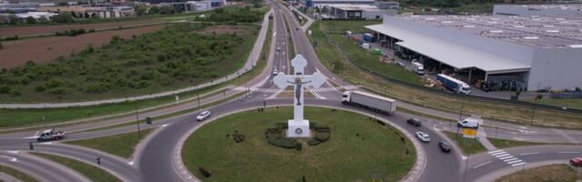 Krst na ulazu u Kragujevac promenio boju, vernici nisu mogli da skinu pogled sa njega: Otkriveno šta se desilo