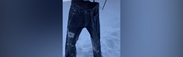 Cvokotaćete: Momak oblači zamrznutu odeću (VIDEO)