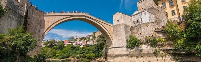 Na današnji dan: Otvoren obnovljen most u Mostaru, rođen tvorac šivaće mašine, umrla Ejmi Vajnhaus