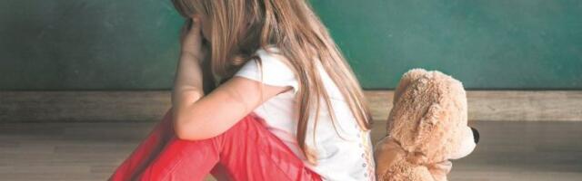 UŽAS U KOTEŽU! Muškarac (60) pratio devojčicu (12) dva dana, onda je VUKAO za ruku da je “vodi na piće”